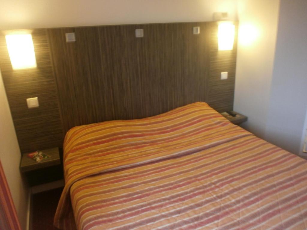 Fasthotel Toulon Cuers Bagian luar foto